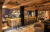 Moderne Gastro-Bar mit Holzregalen und stilvollen Barhockern. FHE GASTRO liefert exklusive Einrichtungslösungen für Bars und Lounges, die sowohl Komfort als auch ein luxuriöses Ambiente schaffen.