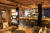 Blick auf eine luxuriöse Bar mit Holzregalen und stilvollem Ambiente, perfekt für Bars und Restaurants, die auf elegantes Design setzen. FHE GASTRO bietet hochwertige Gastro-Möbel und Lösungen für eine einladende Atmosphäre.