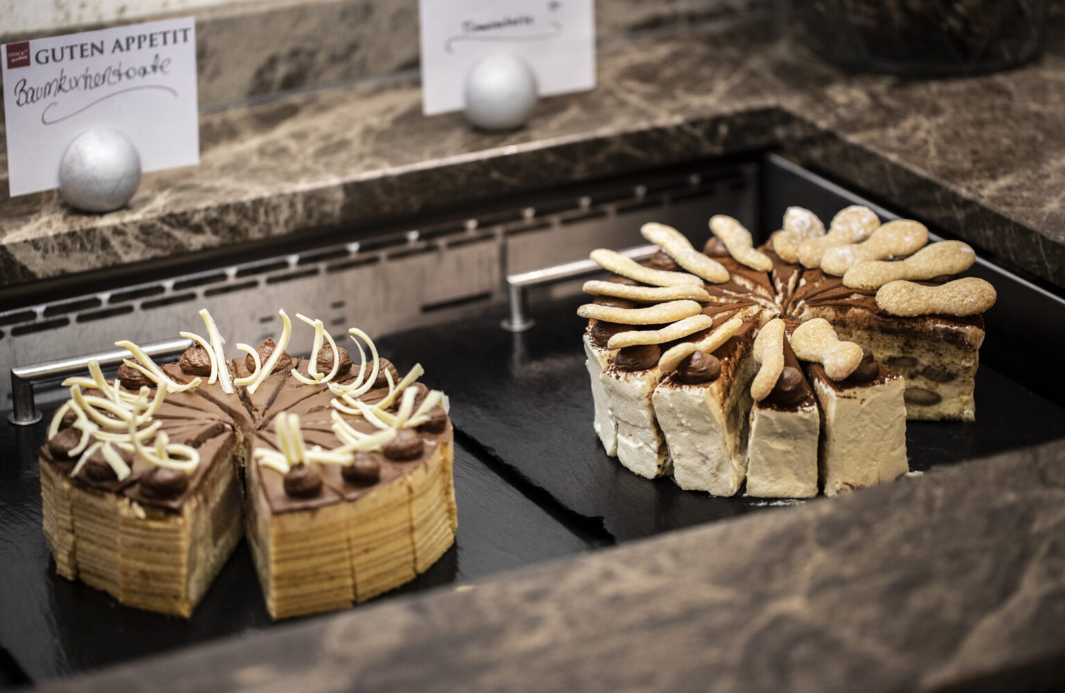 Umluftkühlwanne im Buffetbereich im Stein eingebaut der FHE GASTRO. Mit zwei kunstvoll dekorierten Kuchenstücken