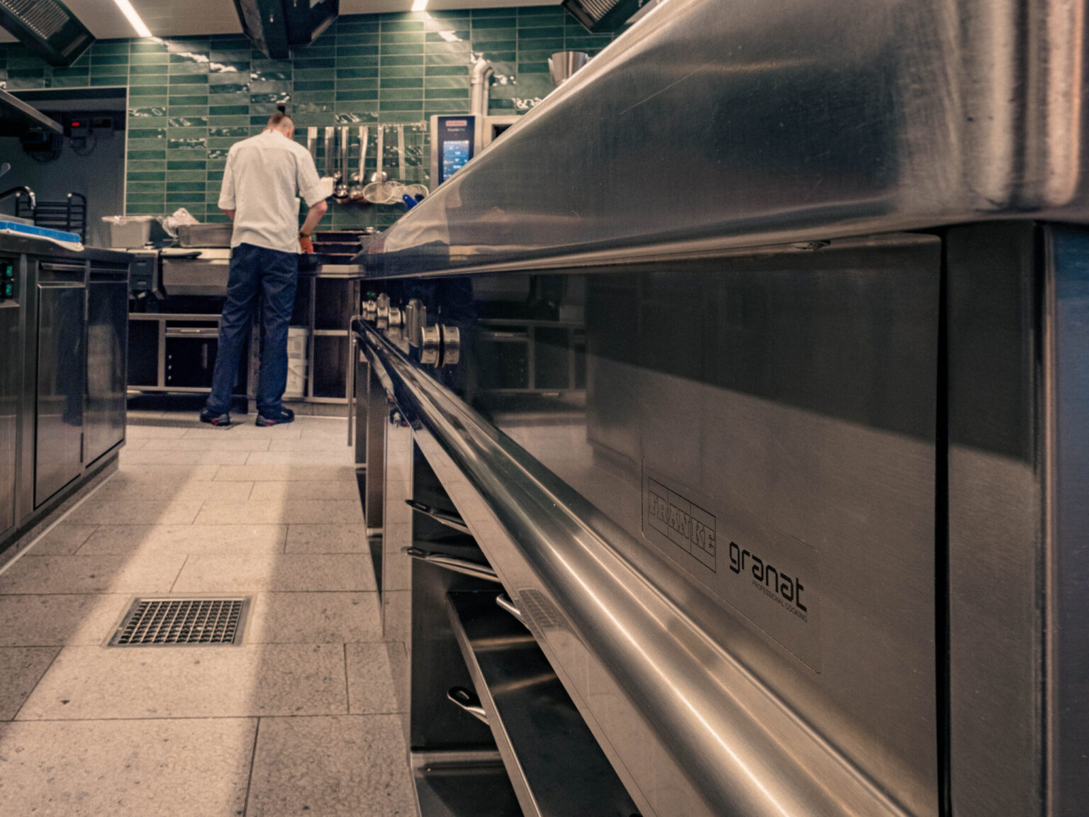 MAKANTINE_Forsthofgut-April_2024-142-HDR Detailaufnahme einer modernen, gut ausgestatteten Gastronomieküche mit Edelstahloberflächen, die für den intensiven Einsatz in Restaurants und Hotels konzipiert wurde. FHE GASTRO bietet hochwertige, funktionale Küchenmöbel und -geräte, die Effizienz und Design vereinen.
