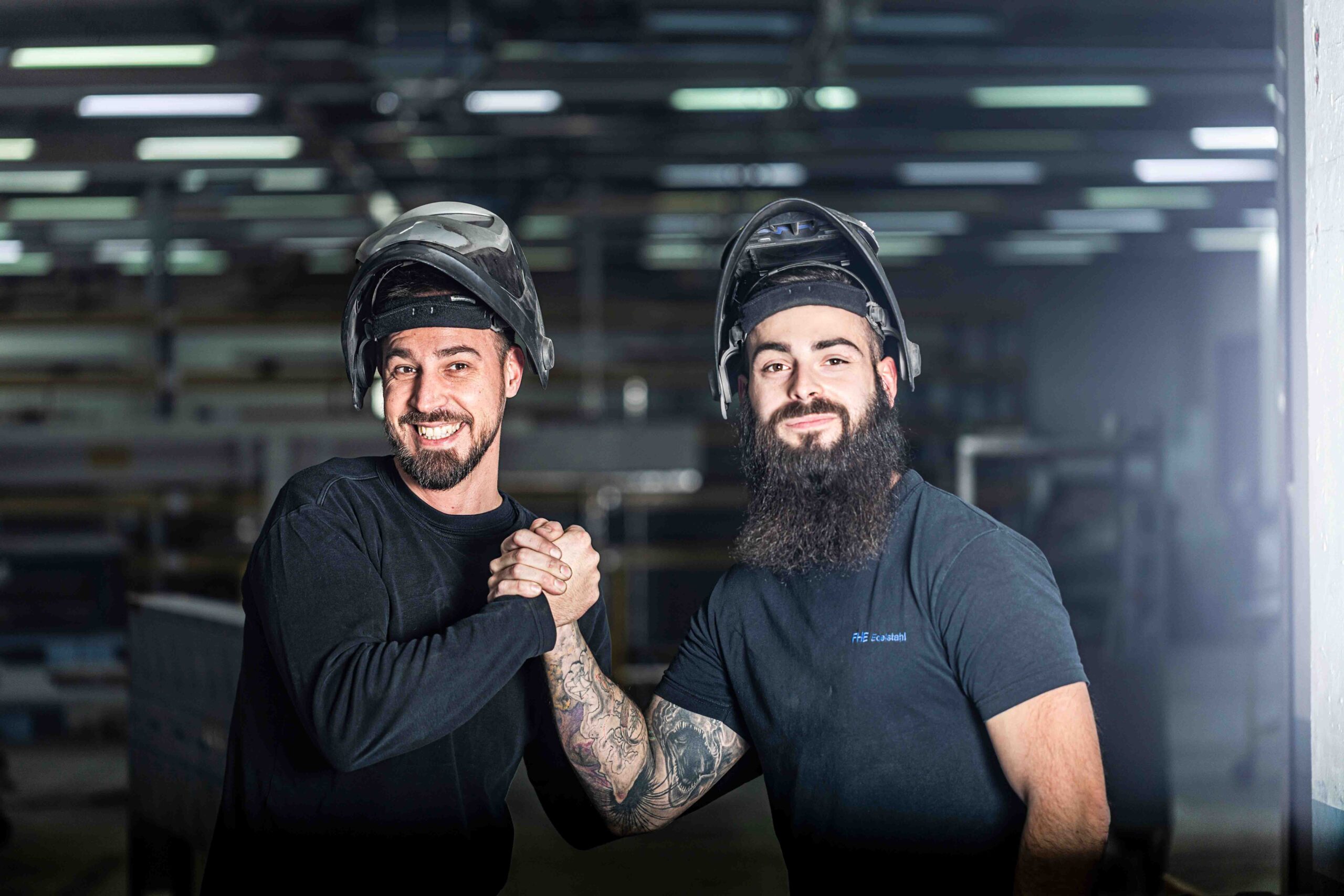 Zwei Mitarbeiter in der Fertigung von FHE GASTRO Zwei Mitarbeiter in der Fertigung von FHE GASTRO