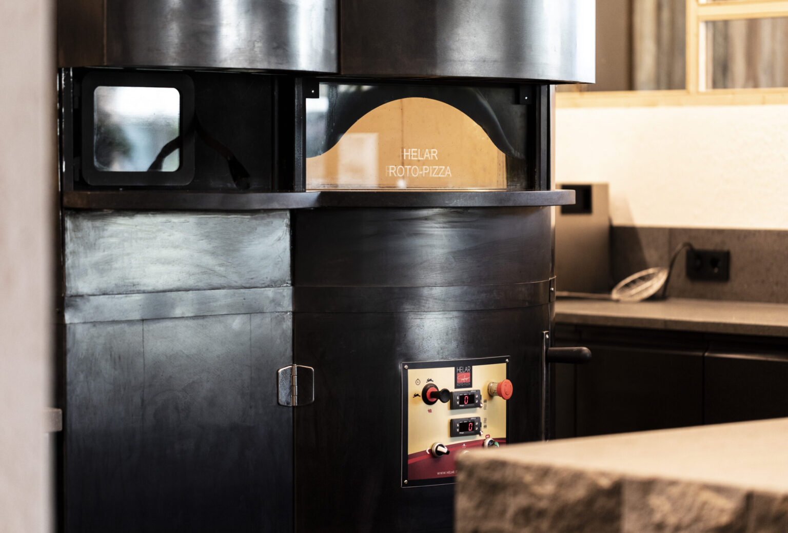 Hochmoderner Rotations-Pizzaofen von Helar mit integrierter Temperatursteuerung und automatischem Rotationssystem für eine gleichmäßige Wärmeverteilung. Ideal für den professionellen Gastronomieeinsatz.