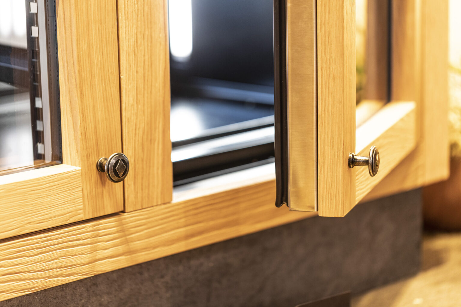 16 Weinklimaschrank mit Tischlerverblendung von FHE GASTRO für den Einsatz im Kundenbereich