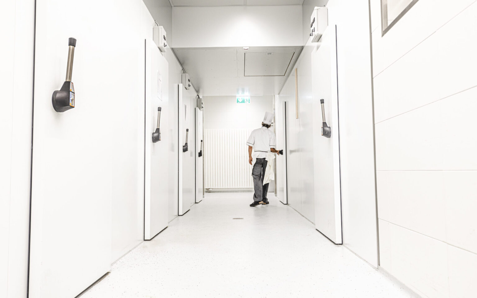 Bad Ragaz Kühlzelle29 Kühlzellen für Gastronomie von FHE GASTRO - Ein moderner Kühlzellen-Gang mit großen, isolierten Türen für die Gastronomie