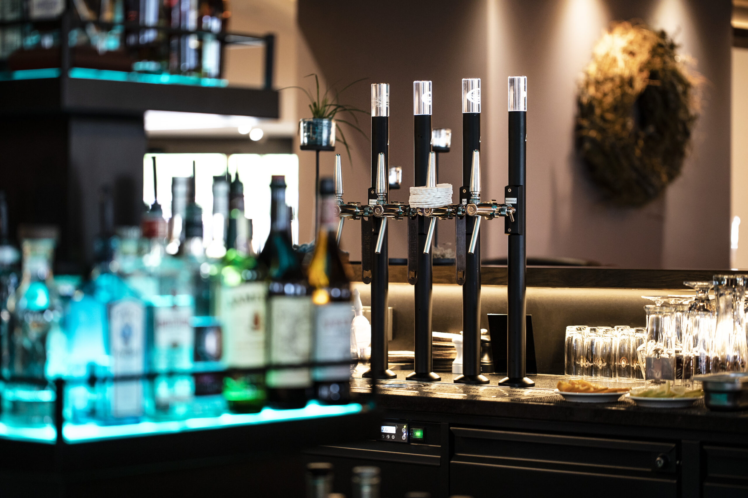 Bergkristall_Oberstaufen (3) Professionelle Barinstallation von FHE GASTRO mit hochwertigen Zapfanlagen und einem Flaschendisplay für eine umfangreiche Spirituosenauswahl. Robuste, ergonomisch gestaltete Geräte für effizienten Barbetrieb.