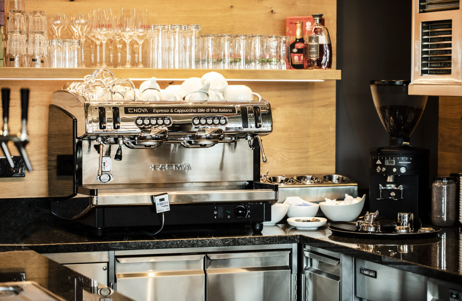 Professionelle Espressomaschine von FAEMA für die Zubereitung von Espresso und Cappuccino im italienischen Stil. Hochwertige Druck- und Temperatureinstellungen für konstanten Kaffeegenuss.