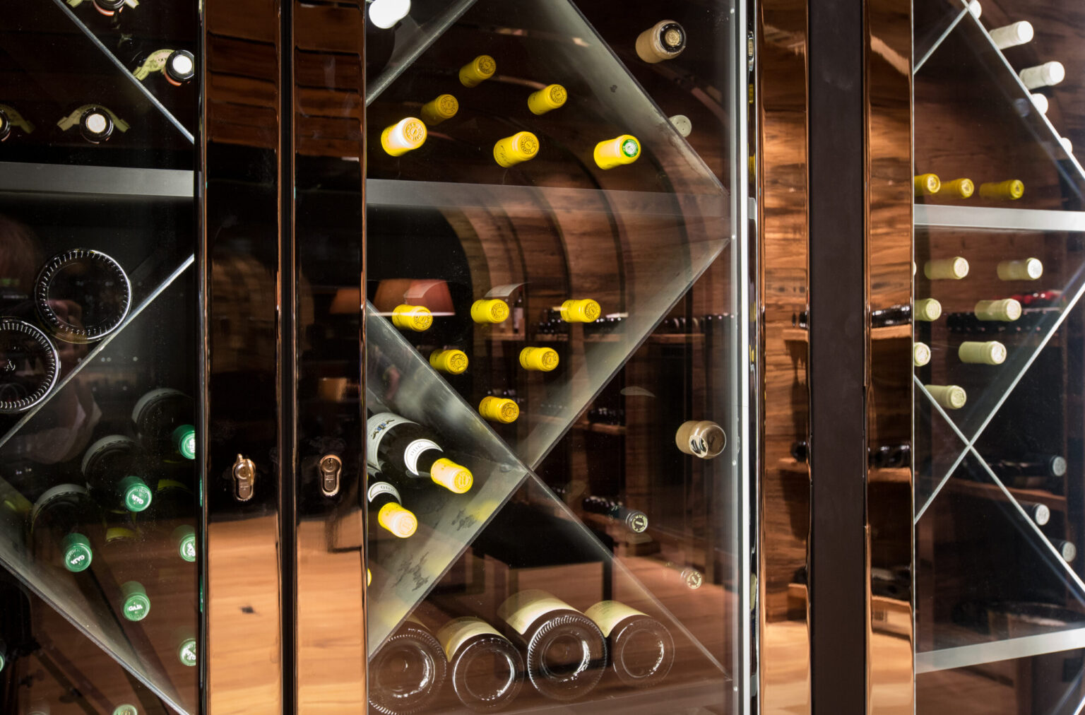 Chalet N Weinkklimaschrank Weinklimaschrank von FHE GASTRO im Chalet N - Hochwertiger Weinklimaschrank mit eleganten Glastüren und Regalsystem für die Lagerung edler Weine unter optimalen Bedingungen.