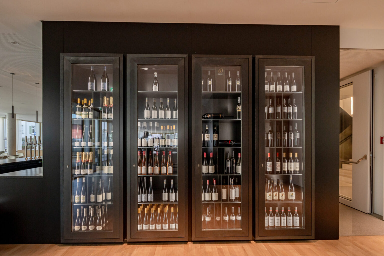 Flint Dornbirn Weinschrank Weinschrank von FHE GASTRO im Flint Dornbirn - Exklusiver Weinschrank mit Glastüren und konfigurierbaren Regalen, speziell für die Lagerung und Präsentation von Weinen in einem stilvollen Ambiente.