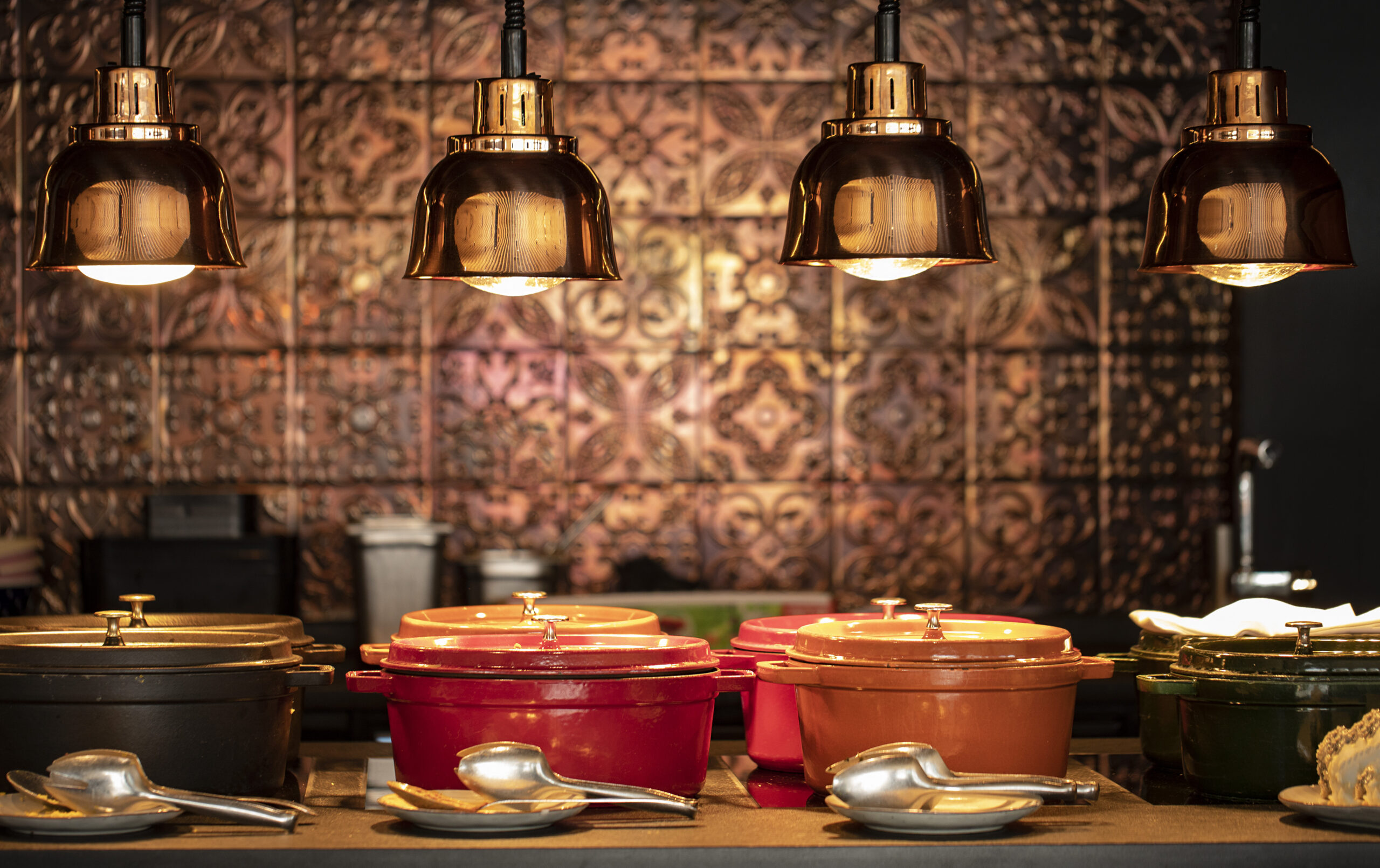 Forsthofgut 10 Wärmeplatten und robuste Buffetstationen von FHE GASTRO für die Präsentation von Suppentöpfen. Die Geräte bieten zuverlässige Wärmeleistung und sind für den täglichen Einsatz in der Gastronomie ausgelegt.