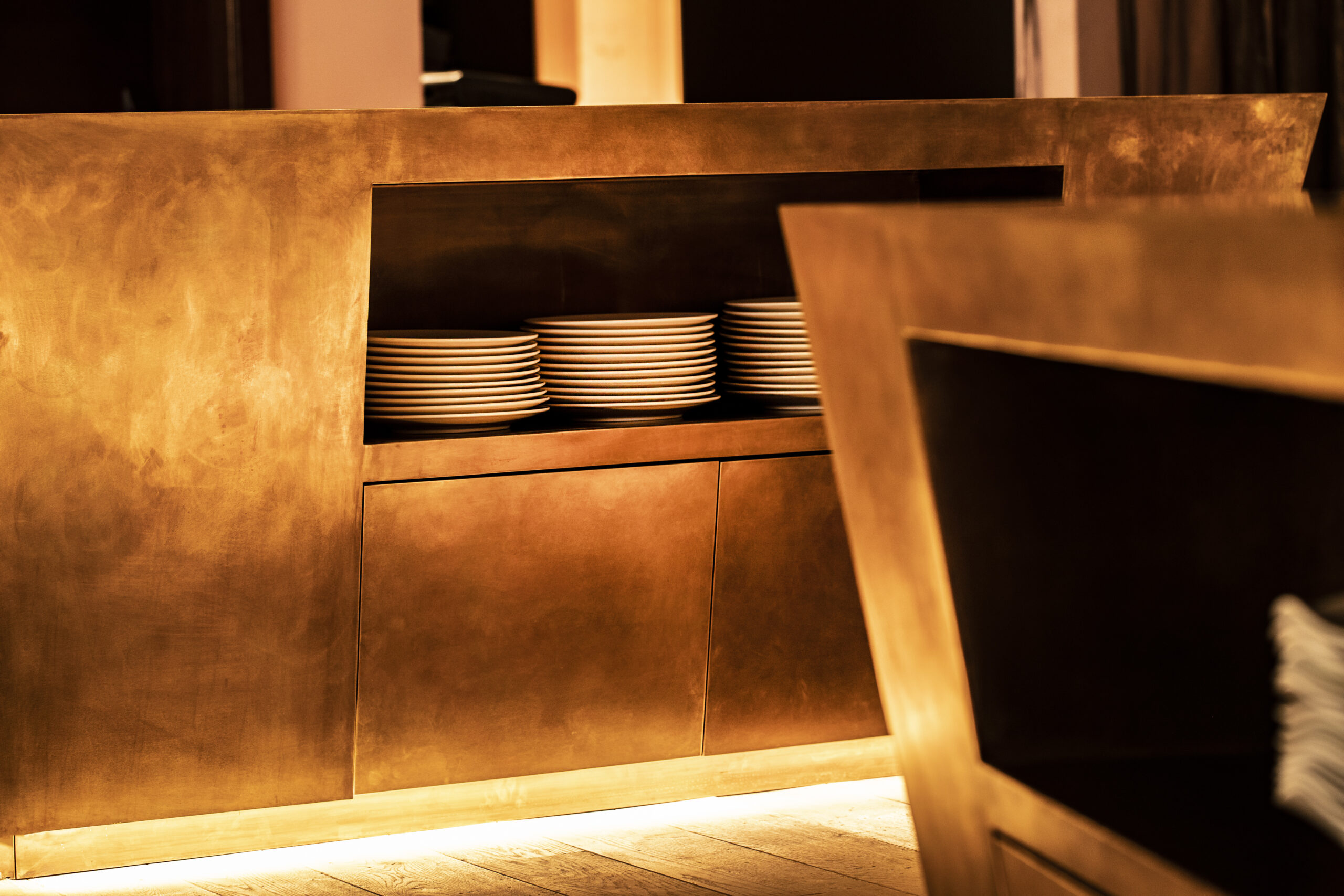 Gams Bezau 19 (23) Hochwertige Buffetstation von FHE GASTRO in Messingoptik mit integriertem Stauraum für Geschirr. Die stabile und funktionale Bauweise sorgt für eine effiziente Nutzung im Gastronomiebereich.