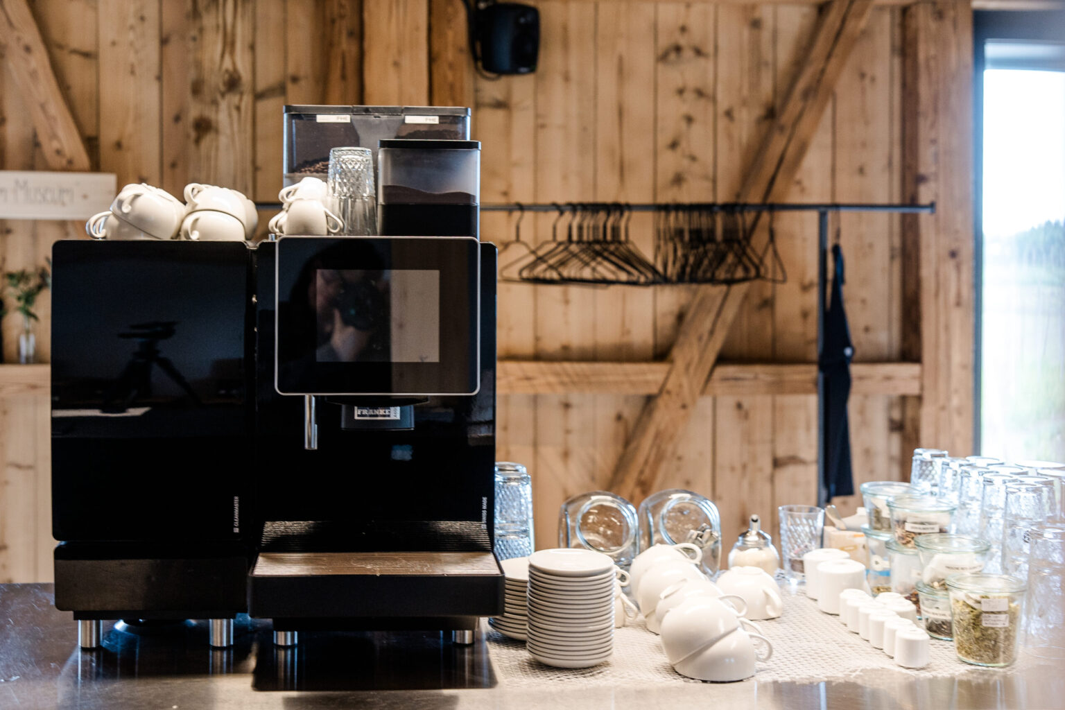 Kaffeevollautomat von FRANKE mit digitalem Display und programmierbaren Einstellungen für verschiedene Kaffeespezialitäten. Robuste Bauweise für den intensiven Gebrauch in der Gastronomie.