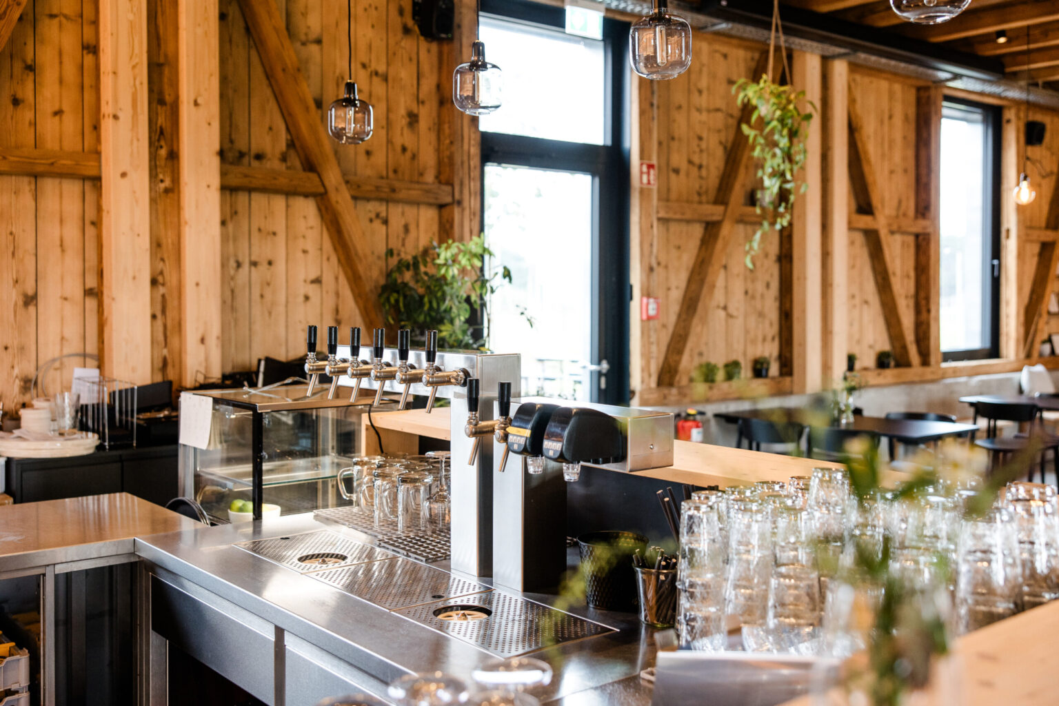 Hopfengut_2024 (46) Gastronomiebereich mit moderner Zapfanlage von FHE GASTRO – perfekte Ausstattung für eine effiziente und stilvolle Getränkeausgabe in einem Café oder Restaurant.