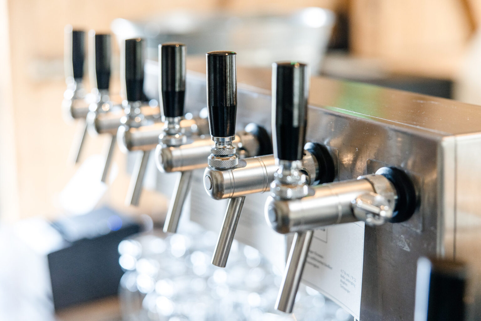 Hopfengut_2024 (8) Mehrere Zapfhähne aus Edelstahl von FHE GASTRO, die nahtlos in eine moderne Getränketheke integriert sind – robust und ideal für den Dauerbetrieb in gastronomischen Einrichtungen.