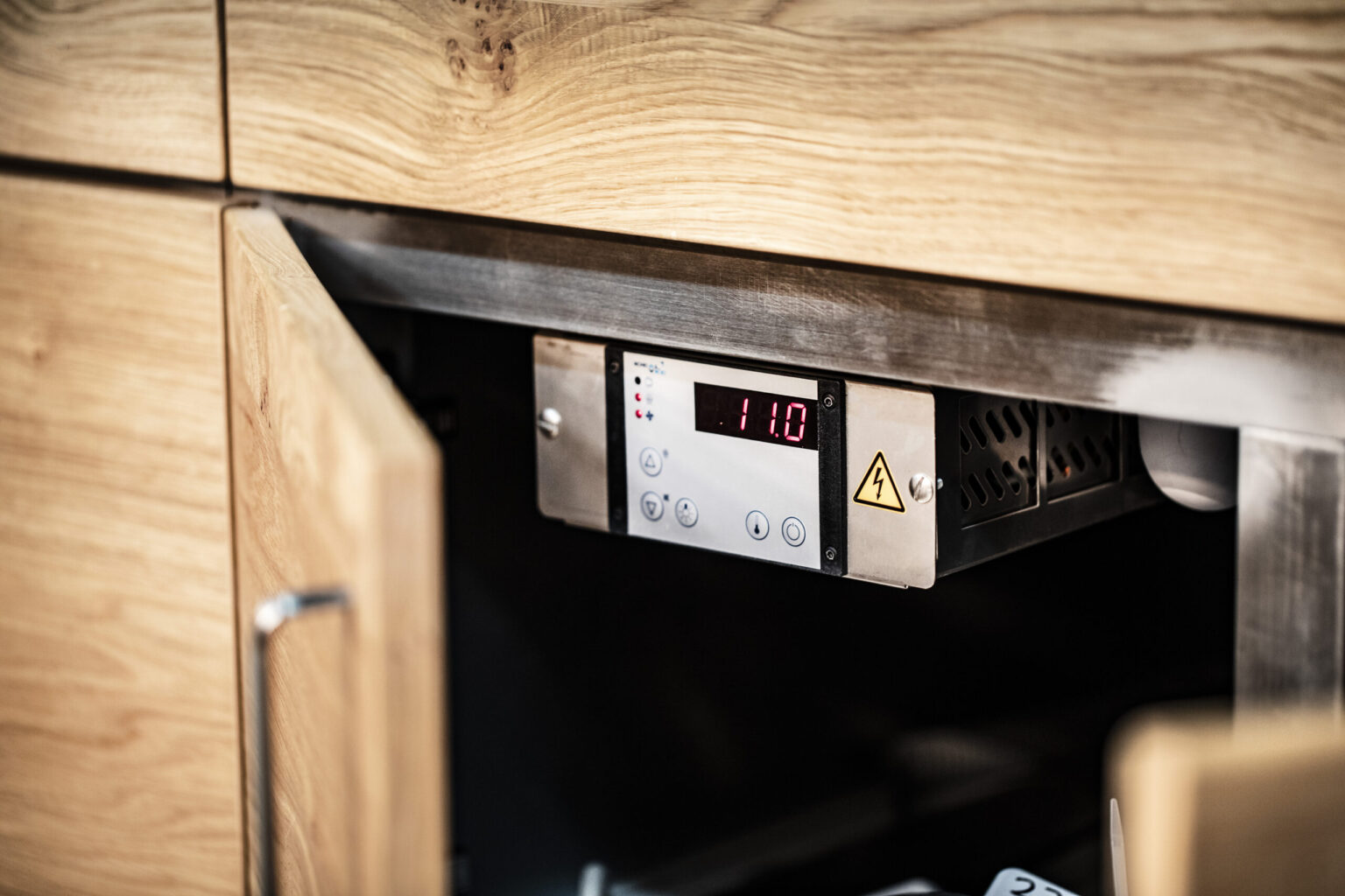 Hotel Haldensee (6) Steuerung für Kühlstellen im Buffetbereich hinter Holztür versteckt