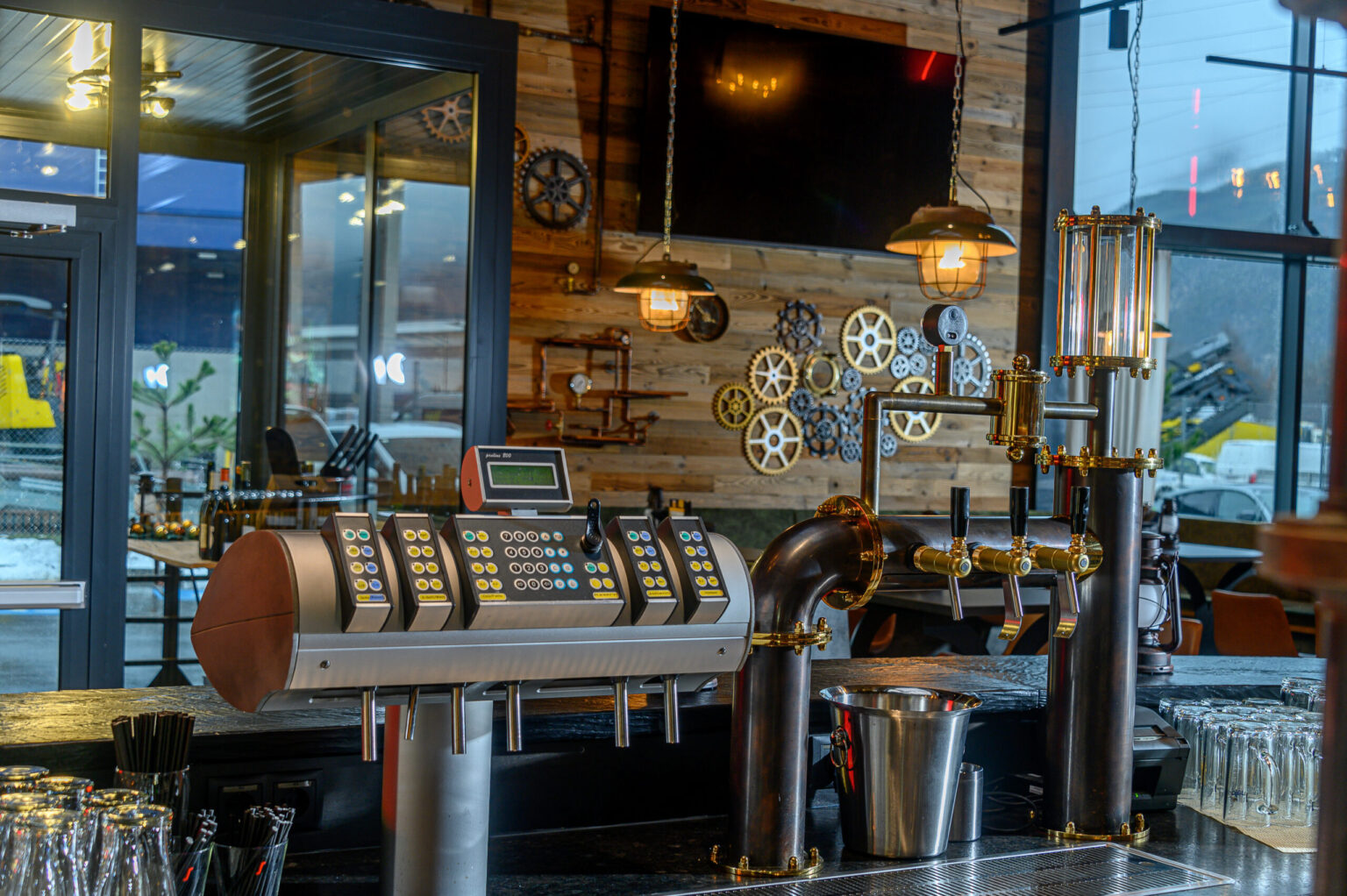 Nahaufnahme einer modernen Gastronomietheke mit einer Zapfanlage und einzigartigen Dekorelementen im Steampunk-Stil. Diese Bar wurde mit Geräten und Möbeln von FHE GASTRO ausgestattet, die eine funktionale und ästhetisch ansprechende Lösung für Restaurants und Bars bieten.