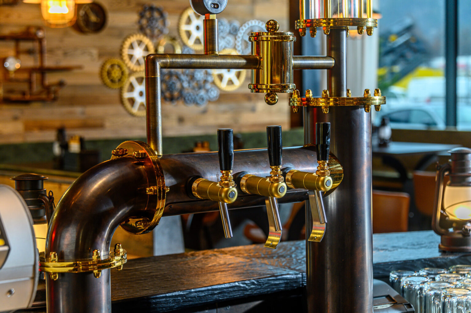 Detailaufnahme der hochwertigen Zapfanlagen an einer Bar im Steampunk-Stil, die von FHE GASTRO geliefert wurde. Diese Gastro-Einrichtung ist ein Beispiel für innovative und funktionale Lösungen, die den Gästen ein einzigartiges Trinkerlebnis bieten.