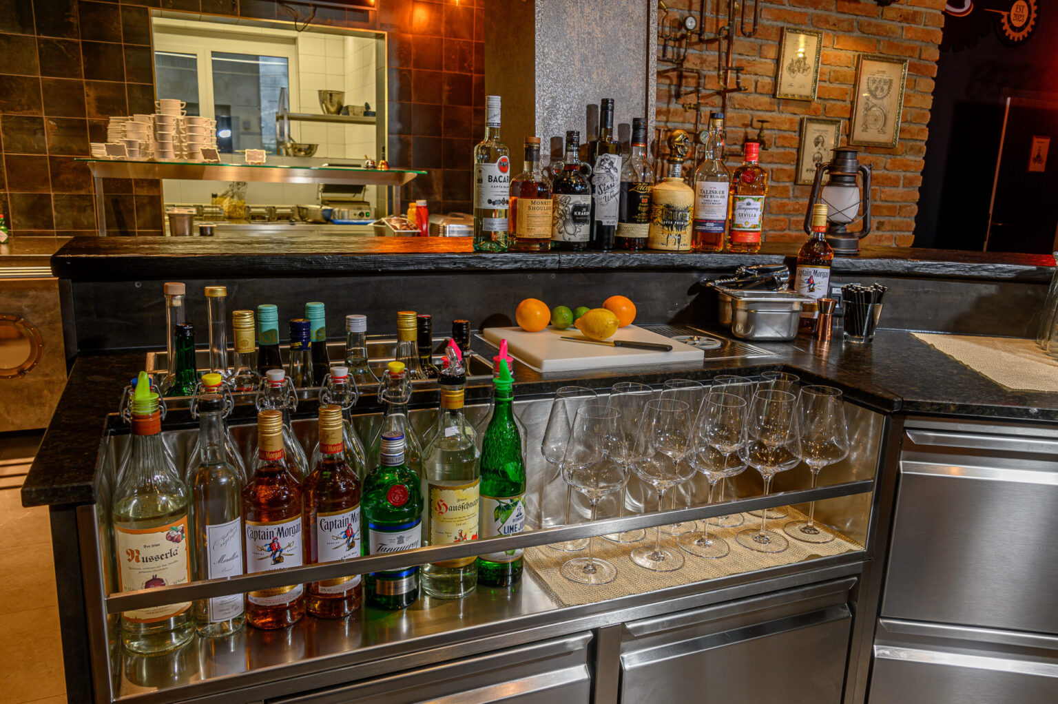 Ein gut ausgestatteter Barbereich mit einer Auswahl an Spirituosen und Getränken, perfekt organisiert und präsentiert. FHE GASTRO liefert maßgeschneiderte Lösungen für Gastronomiebetriebe, die eine ansprechende und funktionale Barumgebung schaffen möchten.