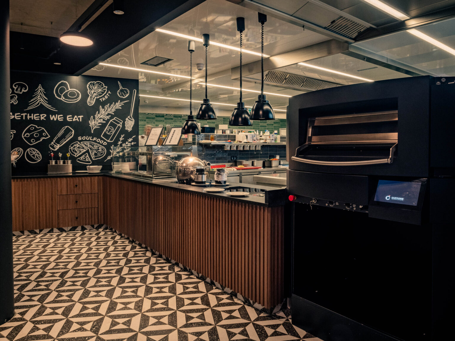 MAKANTINE_Forsthofgut-April_2024-107-HDR Professionelle Kücheneinrichtung mit modernen Geräten, die den Anforderungen von Gastronomiebetrieben gerecht wird. Die stilvolle und funktionale Arbeitsfläche bietet den Köchen die ideale Umgebung für die Zubereitung von Speisen. FHE GASTRO stellt maßgeschneiderte Gastronomieküchen und -möbel her, die effizientes Arbeiten ermöglichen.