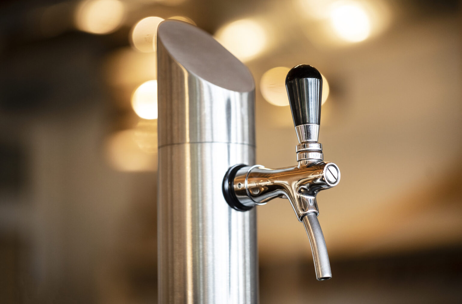 Madrisa3.2 Einzelner Zapfhahn von FHE GASTRO mit schlichtem, modernem Design, perfekt für exklusive Bars und gehobene Gastronomiebetriebe.