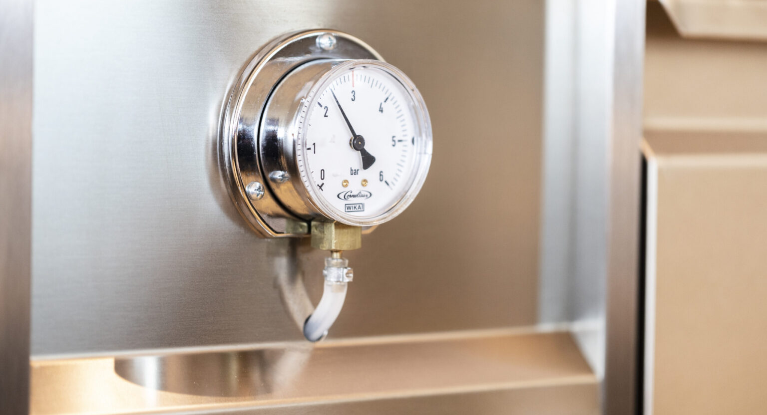 Nebelhorn Berg23 Industrieller Druckmesser von FHE GASTRO zur Überwachung des Leitungsdrucks in einer Gastronomieanlage – wichtig für die Gewährleistung von Qualität und Sicherheit im Getränkeservice.