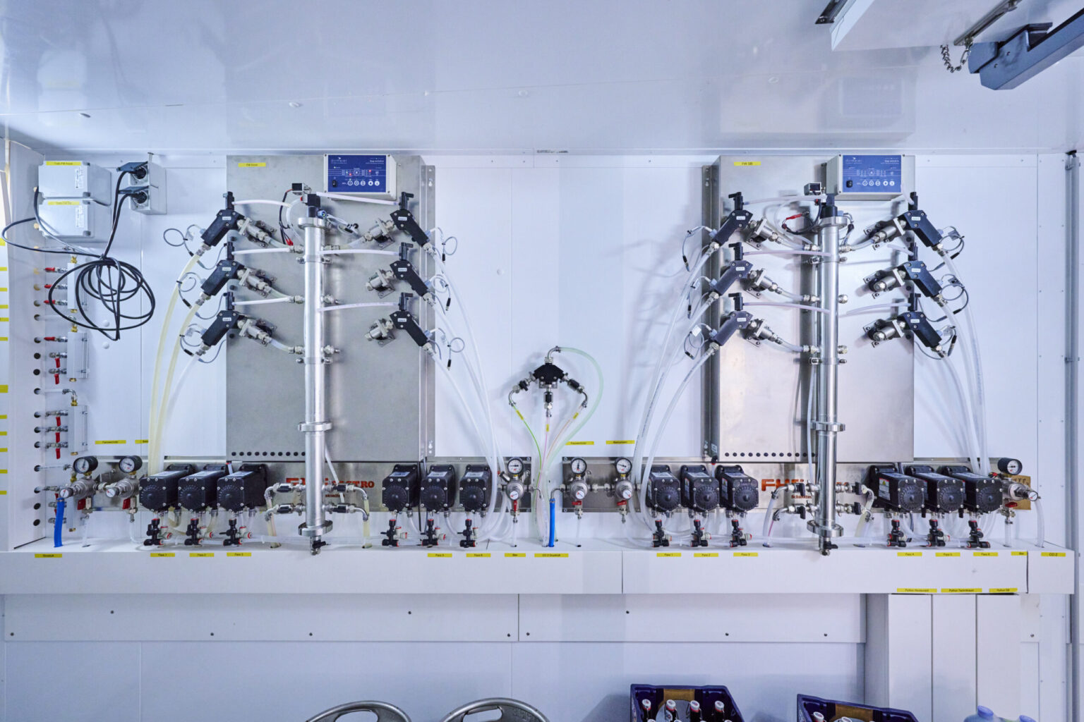 SAP Garden_FHE_37 Komplexes Leitungssystem von FHE GASTRO für Getränkezapfanlagen in einer professionellen Gastronomieküche – entwickelt für die sichere und effiziente Verteilung von Getränken.