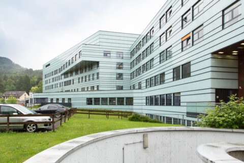 fhelkhbreg_1 Außenansicht des Landeskrankenhauses in Bregenz mit einer auffälligen Fassade und funktionalen Fenstern.