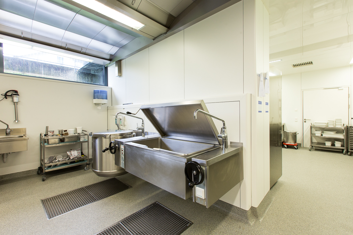 Eine Kippbratpfanne an der wand montiert in einer professionellen Gastronomieküche, ausgestattet mit hochwertigen Geräten von FHE GASTRO. Die Küche bietet eine effiziente Arbeitsumgebung, ideal für Restaurants, Hotels und Catering-Dienste. Die Ausstattung sorgt für hygienische und funktionale Arbeitsabläufe.