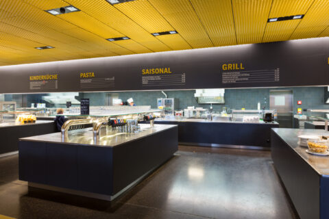 zoobasel (11) Blick auf einen großzügig gestalteten Gastronomiebereich mit verschiedenen Buffetstationen, die mit modernen Edelstahlmöbeln und Geräten von FHE GASTRO ausgestattet sind. Die hochwertigen Möbel und Geräte sorgen für eine effektive Präsentation und Zubereitung von Speisen in der Gastronomie.