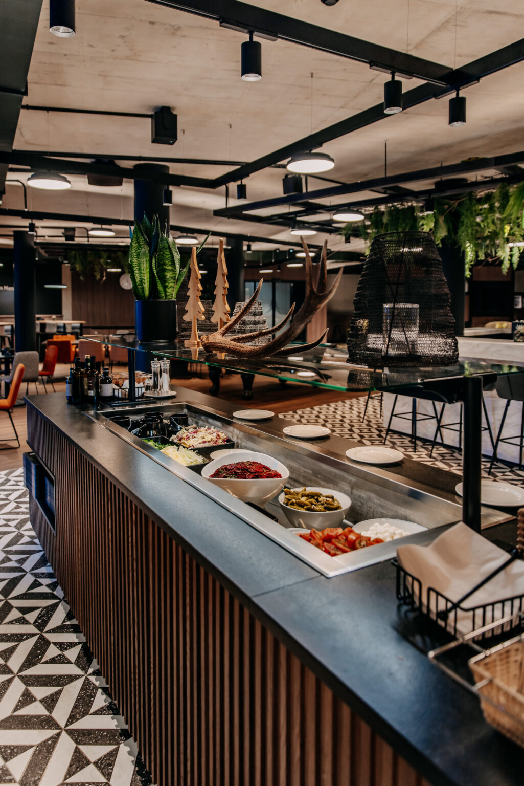 231226_Campus_forsthofgut-216 Professionelle Kücheneinrichtung mit modernen Geräten, die den Anforderungen von Gastronomiebetrieben gerecht wird. Die stilvolle und funktionale Arbeitsfläche bietet den Köchen die ideale Umgebung für die Zubereitung von Speisen. FHE GASTRO stellt maßgeschneiderte Gastronomieküchen und -möbel her, die effizientes Arbeiten ermöglichen.