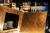 Moderne Gastronomie-Bar mit hochwertigem goldfarbenen Design, ideal für gehobene Restaurants und Hotels. Auf dem Barbereich sind Flaschen rosé Wein, Champagnergläser und stapelbare Teller sichtbar. FHE GASTRO bietet maßgeschneiderte Lösungen für Bars und Gastronomiebetriebe, die auf elegante und funktionale Einrichtung setzen.