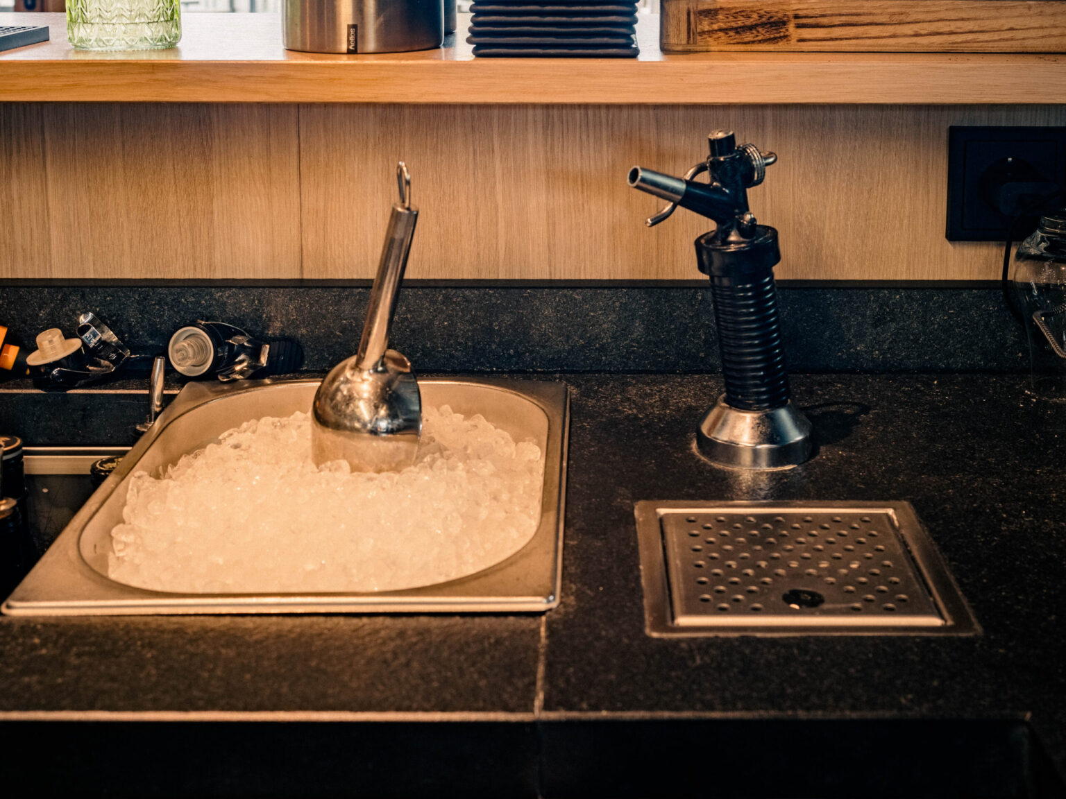 MIZUMI_Forsthofgut-April_2024-499-HDR Professionelle Barstation mit Eiswürfeln und Getränkespendern. FHE GASTRO Geräte sorgen für einen schnellen und effektiven Service.